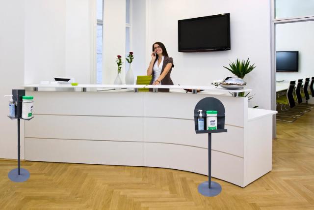 Stand prisma, cu picior, pentru 2 flacoane cu gel si un flacon cu servetele