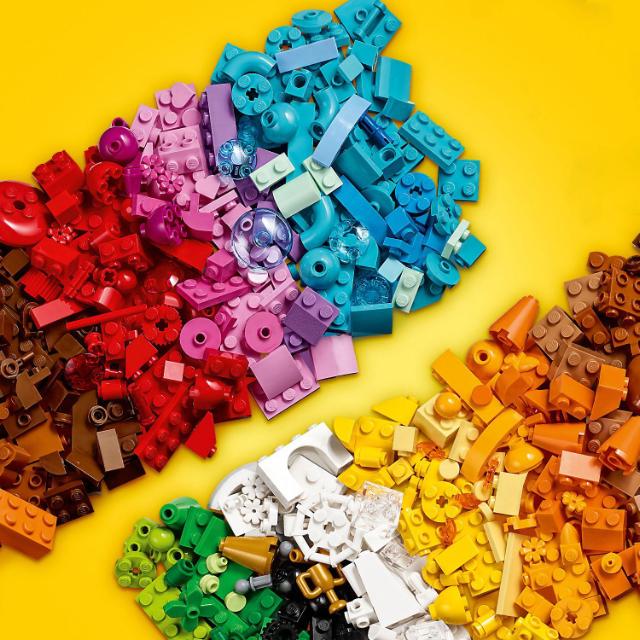 LEGO Classic, Cutie de petrecere creativa, numar piese 900, varsta 5+