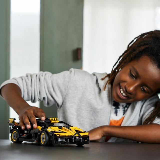 LEGO Technic, Bolid Bugatti, numar piese 905, varsta 9+