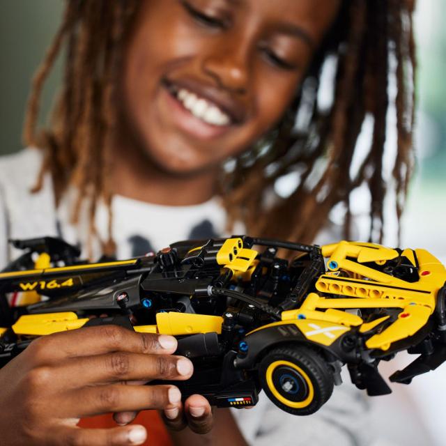 LEGO Technic, Bolid Bugatti, numar piese 905, varsta 9+