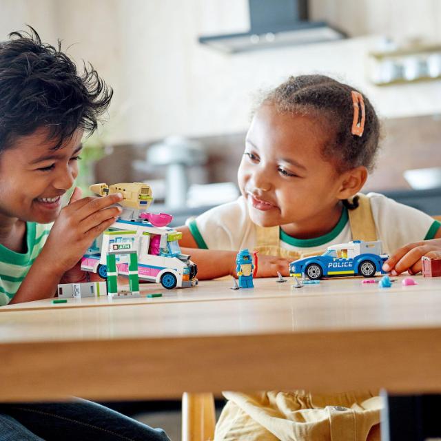 LEGO City, Politia in urmarirea furgonetei cu inghetata, numar piese 317, varsta 5+
