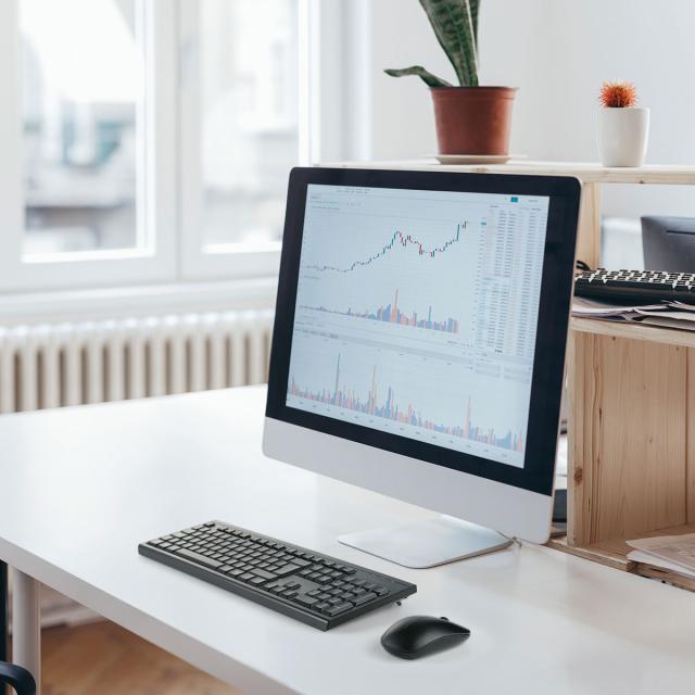 Kit tastatura + mouse Kensington EQ KM150, 2 baterii AA incluse, conexiune wireless, mouse reincarcabil, plastic partial reciclat, negru